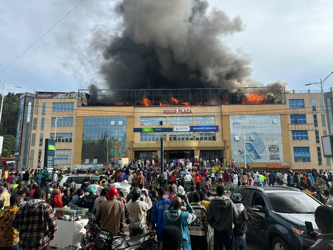 Umuriro wahise uhinguka hejuru mu buryo bwihuse, ndetse abakorera mu gice cyo hejuru bacuruza caguwa bashobora kutagira icyo baramura
