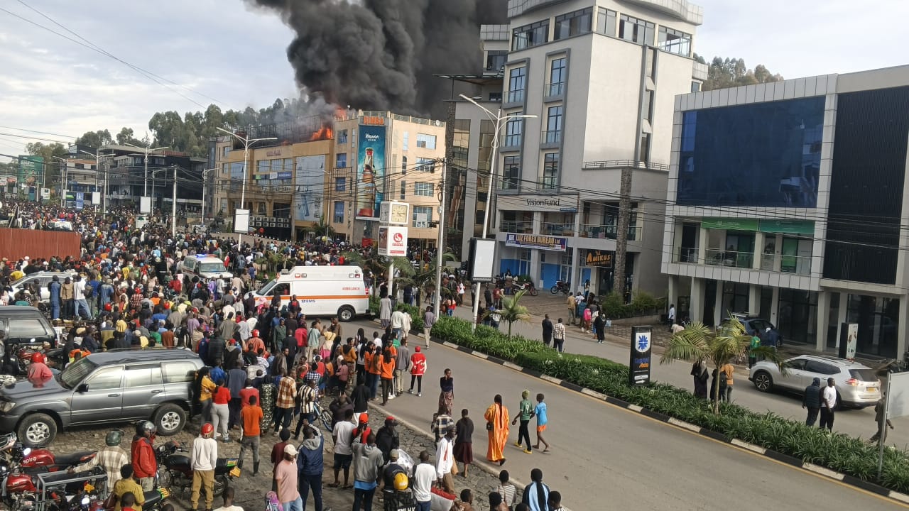 Abaturage mu mujyi bari benshi bareba iki kiza cyibasiye isoko, imbangukiragutabara ziteguye kujyana ku ivuriro abashobora gukomereka