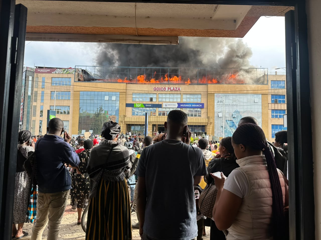 Abantu bose bari kubwira inshuti n'abavandimwe iryo baboneye ku isoko rya GOICO i Musanze