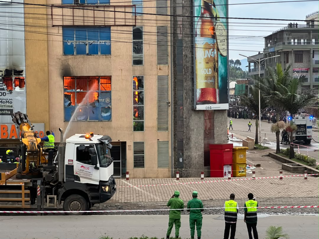 Inyubako yahiye umuriro ugenda umanuka ujya no mu bice byo hasi, Polisi ikoresha kizimyamoto zayo ngo ihoshe inkongi