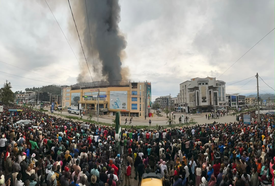 Abantu ni uruvunganzoka mu Mujyi wa Musanze bareba inyubako y'isoko iri gushya