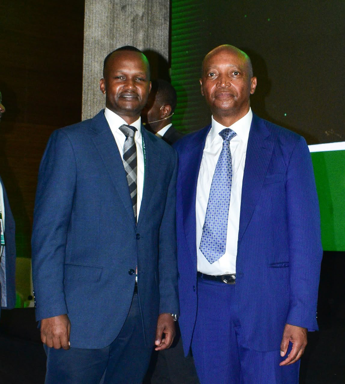 Visi Perezida wa Kabiri wa FERWAFA, Mugisha Richard, ari kumwe na Perezida wa CAF, Dr. Patrice Motsepe