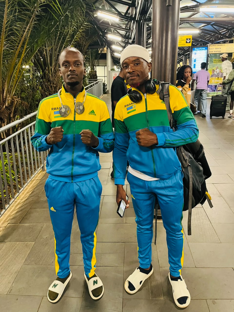 Ubwp abakinnyi Binego Abdoul Karim na Binego Djibril bari ku Kibuga Mpuzamahanga cy'Indege cya Kigali i Kanombe mbere yo kwerekeza i Abidjan