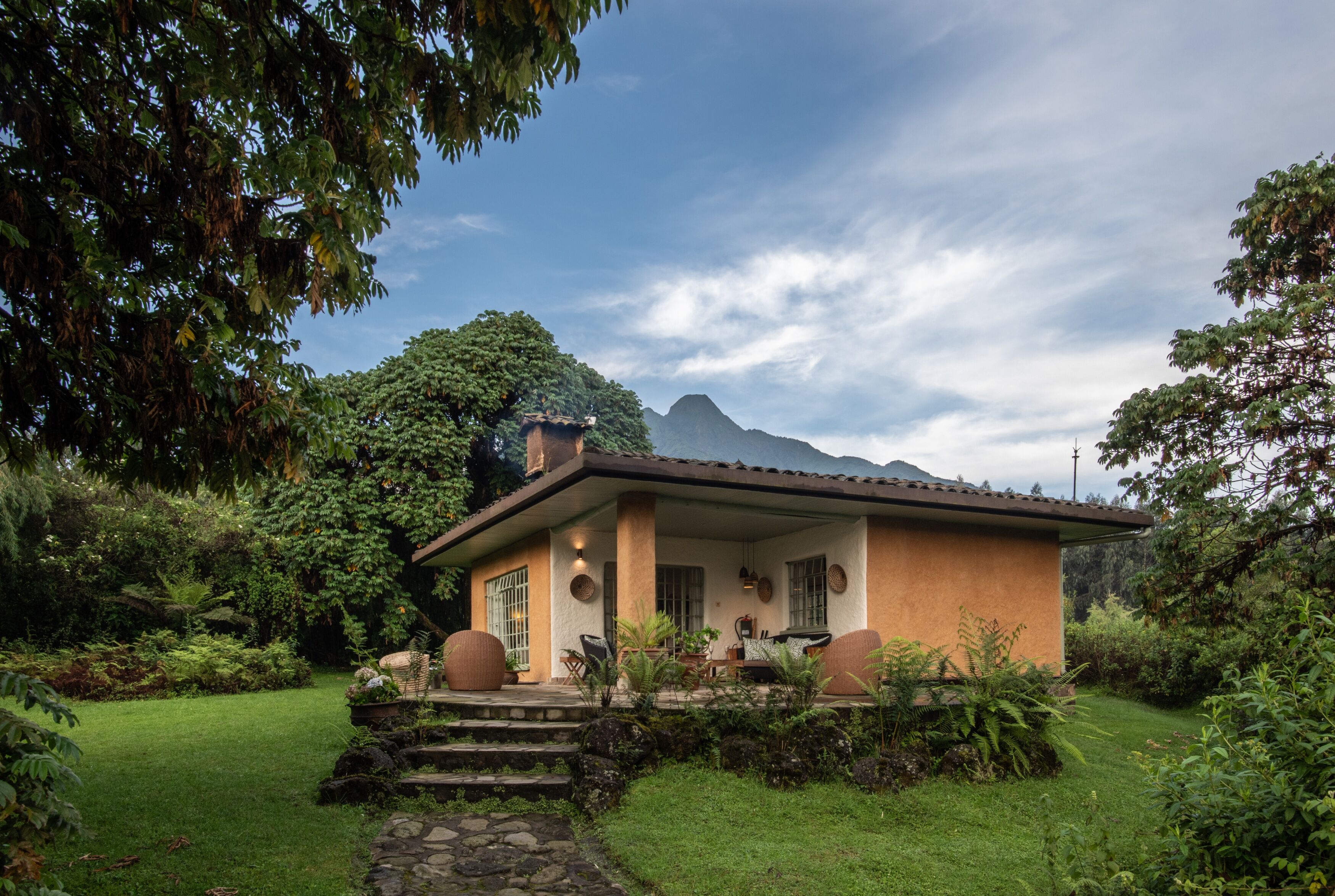 Wilderness Sabyinyo yahoze yitwa Sabyinyo Silverback Lodge. Ni imwe muri hotel z'inyenyeri eshanu zakira ba mukerarugendo bo ku rwego rwo hejuru by’umwihariko abasura ibirunga