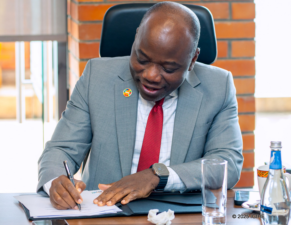 Dr. Adelakin Olugbemiga wa UNFPA Rwanda na we yashyize umukono ku masezerano