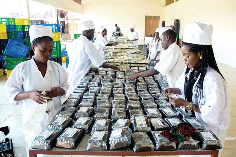 Abakozi muri Proxifresh Rwanda Ltd bafunga ibishyimbo byoherezwa mu Bufaransa