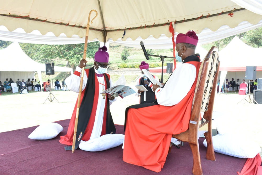 Musenyeri Rukundo ahabwa inkoni y'ubushumba