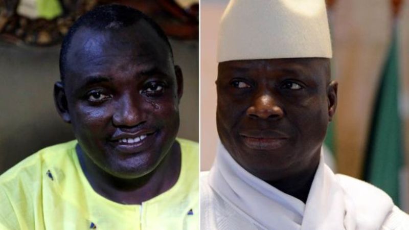 Perezida Yahya Jammeh (iburyo) yahakanye ibyavuye mu matora yatsinzwemo na Adama Barrow bari bahanganye
