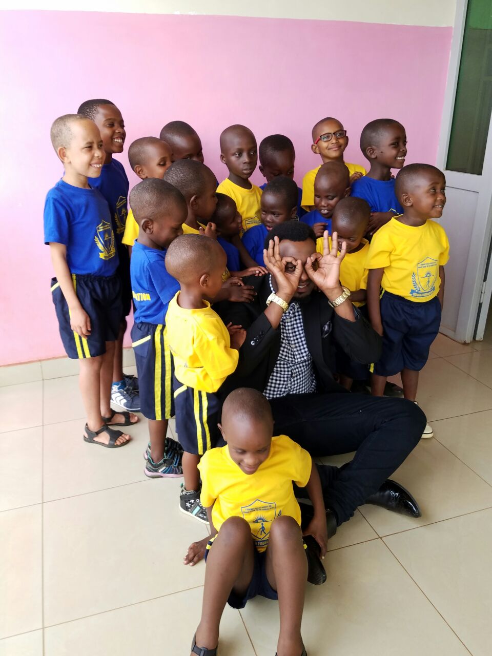 Kitoko yasabanye n'aba bana
