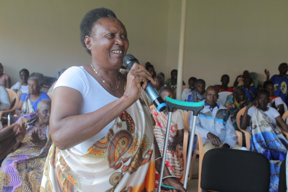 Yasazwe n'ibyishimo afata indangururamajwi abafasha kuririmba