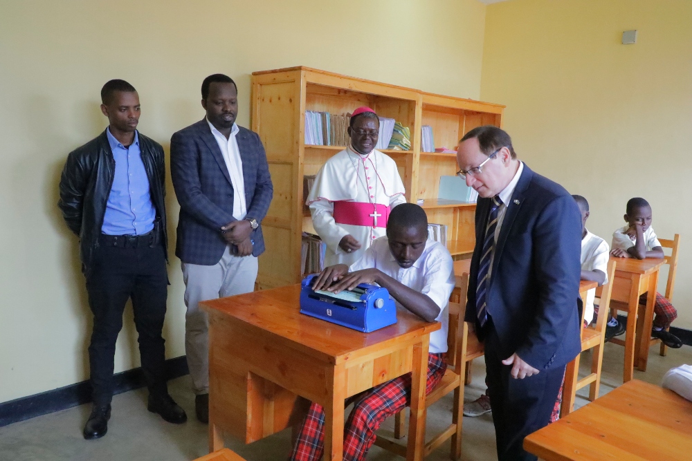 Amb Ron Adam yashimye uko abafite ubumuga bitabwaho mu Karere ka Nyaruguru