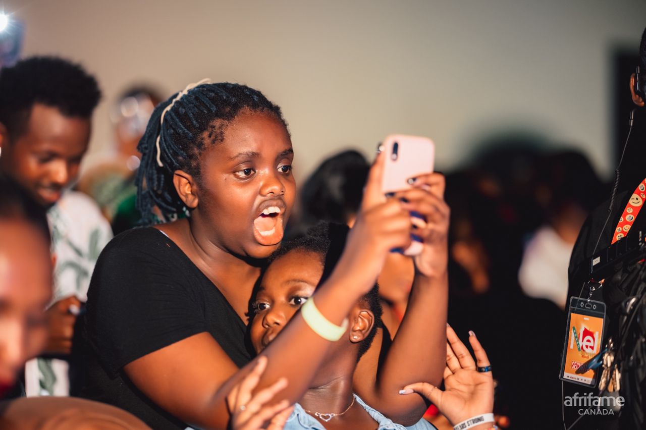 Yatahanye ifoto y'urwibutso mu gitaramo Nel Ngabo yakoreye ku butaka bwa Canada