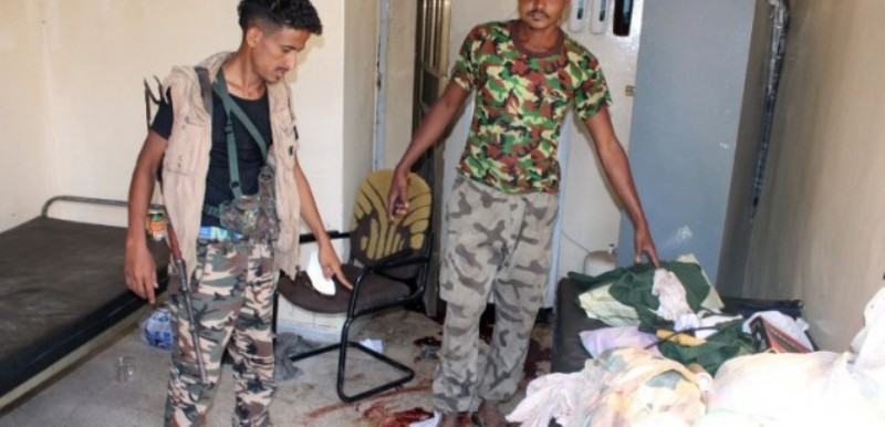 Abashinzwe umutekano muri Yemen mu cyumba kimwe abantu biciwemo nyuma y'uko ibitero bibaye kuri uyu wa Gatanu