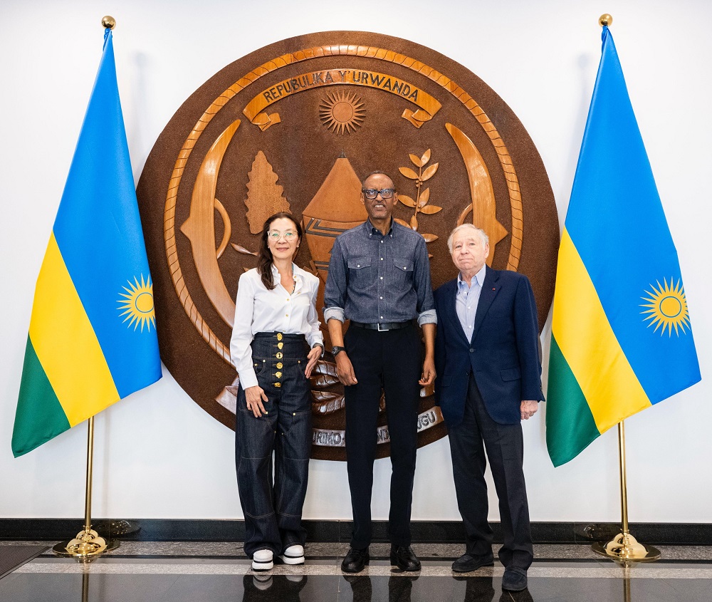 Nyuma y'ibiganiro binyuranye bagiranye, Michelle Yeoh n'umugabo we, Jean Todt bafatanye ifoto y'urwibutso na Perezida Kagame