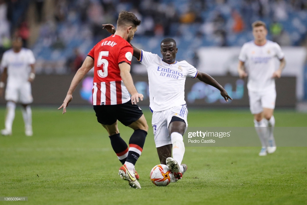 Yeray Alvarez ahanganiye umupira na Ferland Mendy