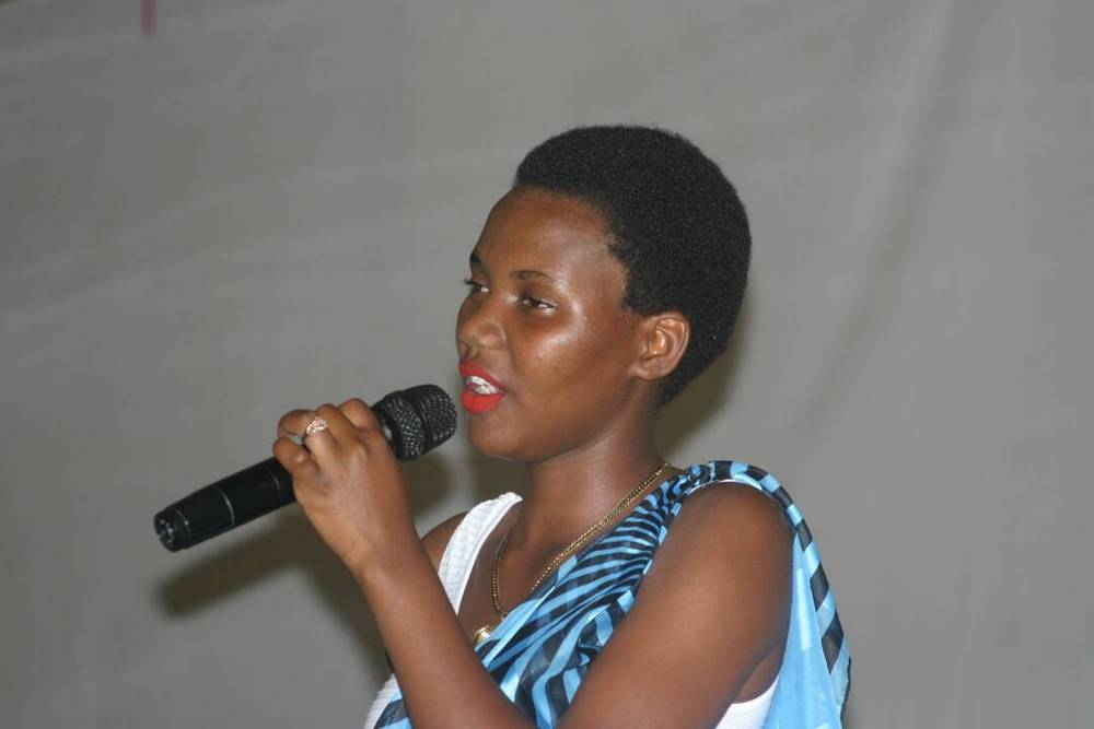 Umunyeshuri yibukije abantu indirimbo za Kamaliza