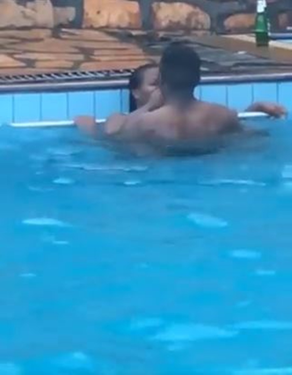 Ifoto yerekana inkumi n'umusore basa n'abiha akabyizi muri imwe muri piscine z'i Kigali