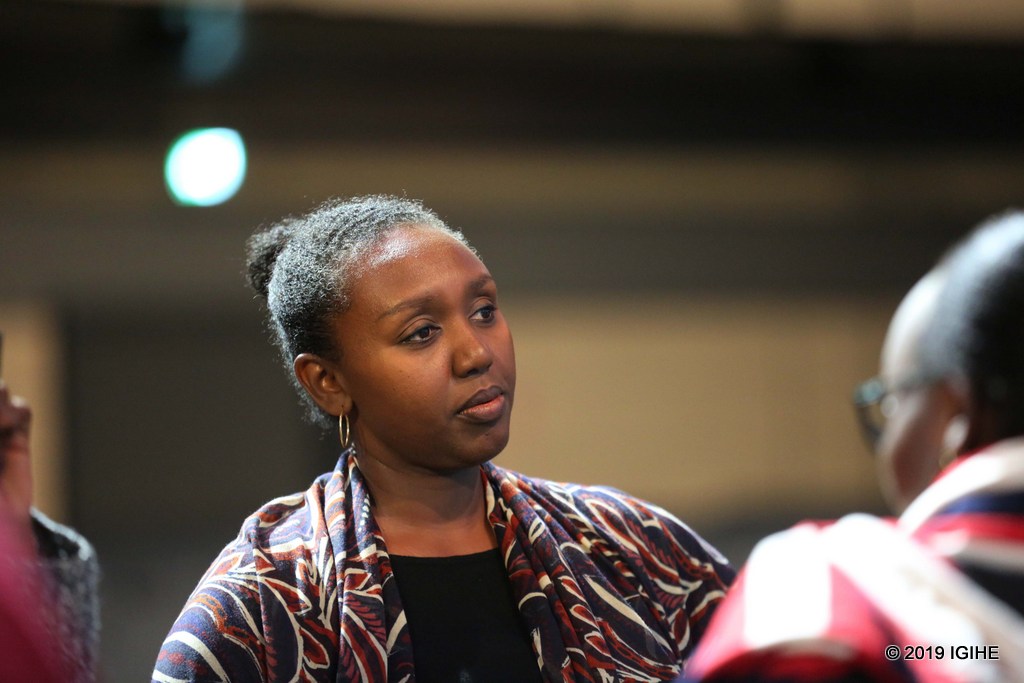 Yolande Makolo ukora mu biro by’Umukuru w’Igihugu aganira na bamwe mu barebaga aho imyiteguro igeze