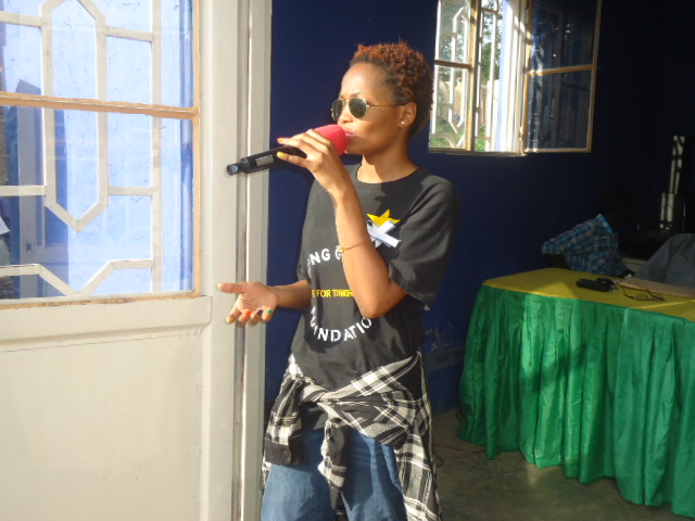 young Grace ubwo yavugaga ijambo nyuma yo gutanga iyi mfashanyo.