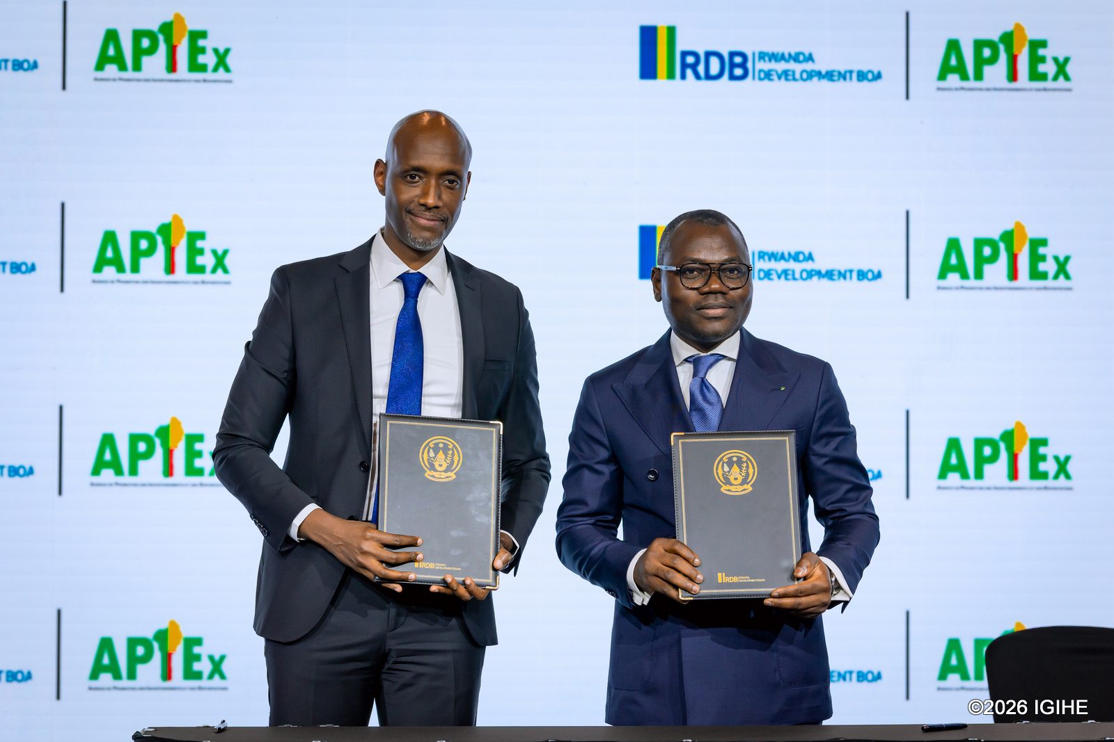 Umuyobozi Mukuru wa RDB, Jean-Guy Afrika ari kumwe na Perezida akaba n’Umuyobozi Mukuru wa APIEX, Eric Akoute, nyuma y’isinywa ry’amasezerano