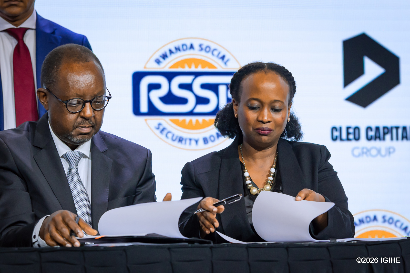 Umuyobozi Mukuru wa Cleo Capital Group Ltd, Eugene Nyagahene n'Umuyobozi Mukuru Wungirije, Louise Kanyonga, bashyira umukono ku masezerano
