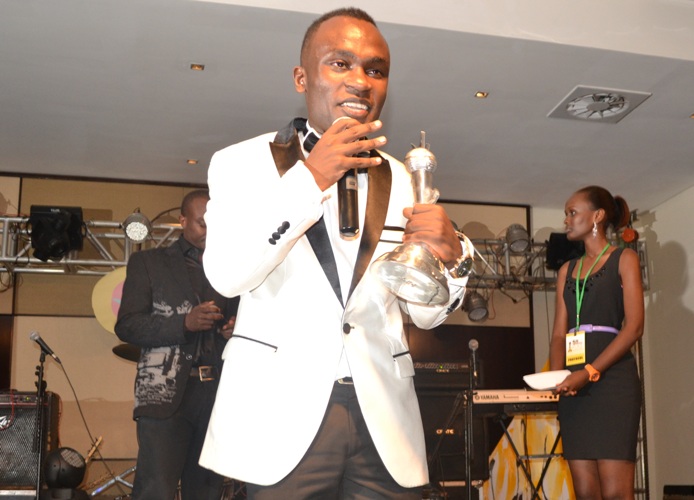 Yagiye ahabwa ibikombe mu muziki ku bw'akazi aba yakoze