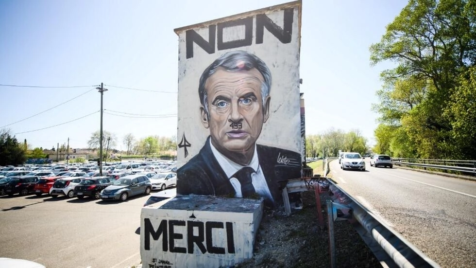 Hatangijwe iperereza ku byapa bigaragaza Perezida Macron nka Hitler