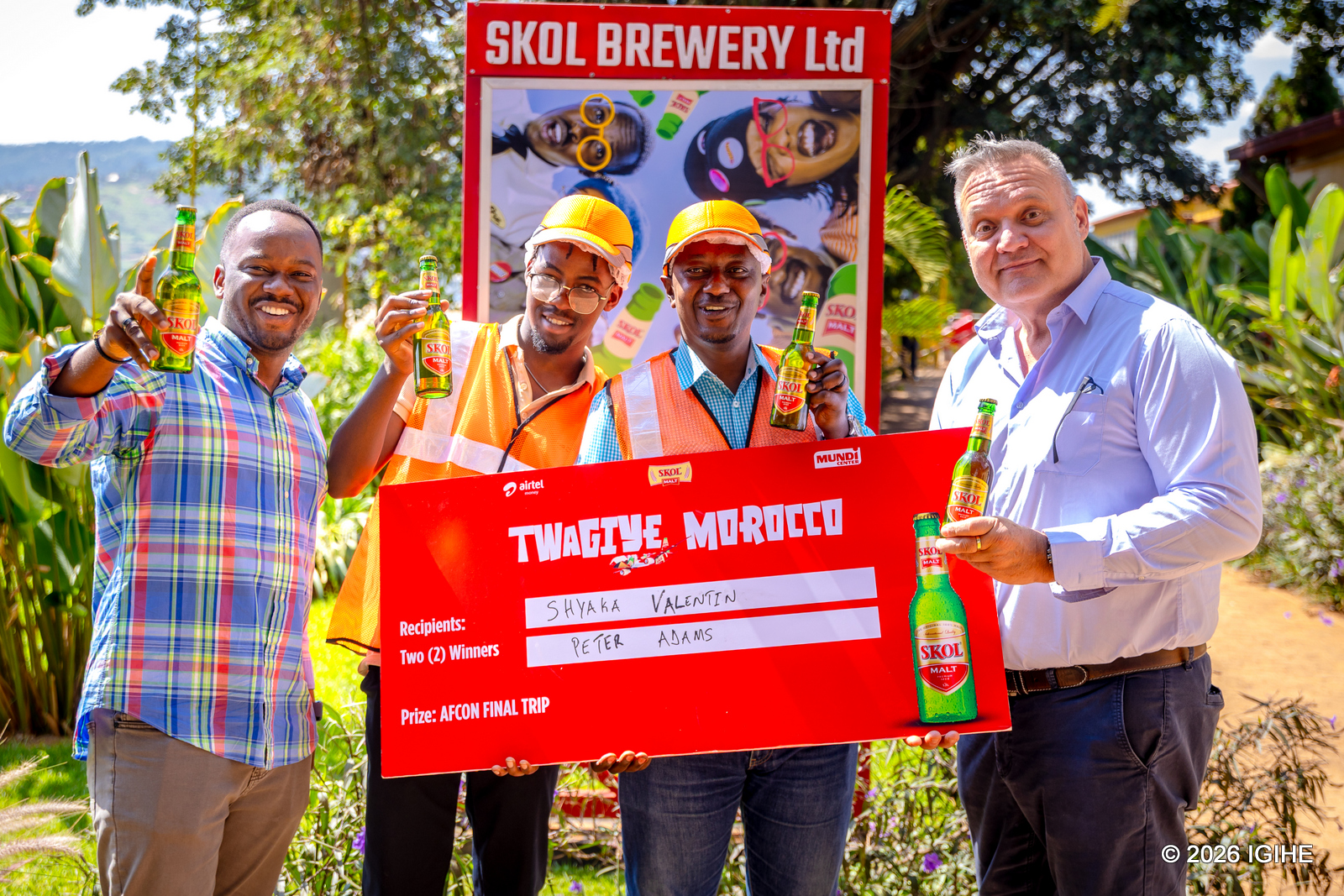 Abanyamahirwe bahembwe na SKOL batemberejwe uruganda mbere yo kujya muri Maroc