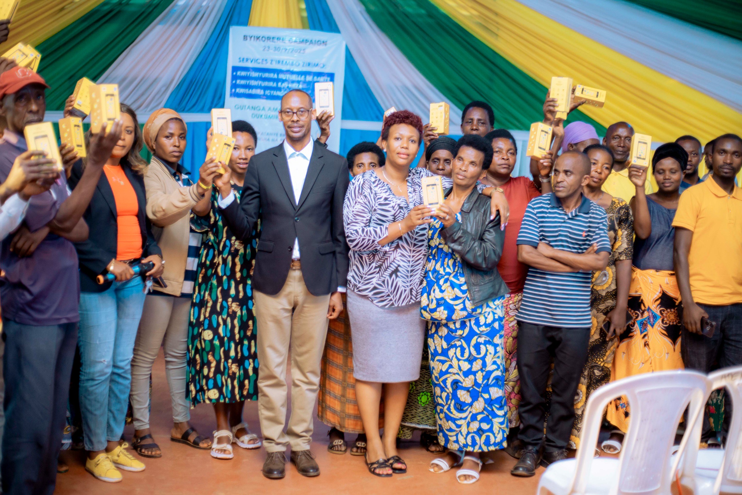 Rwamagana: Abayobozi barenga 150 bahawe ‘smartphones’