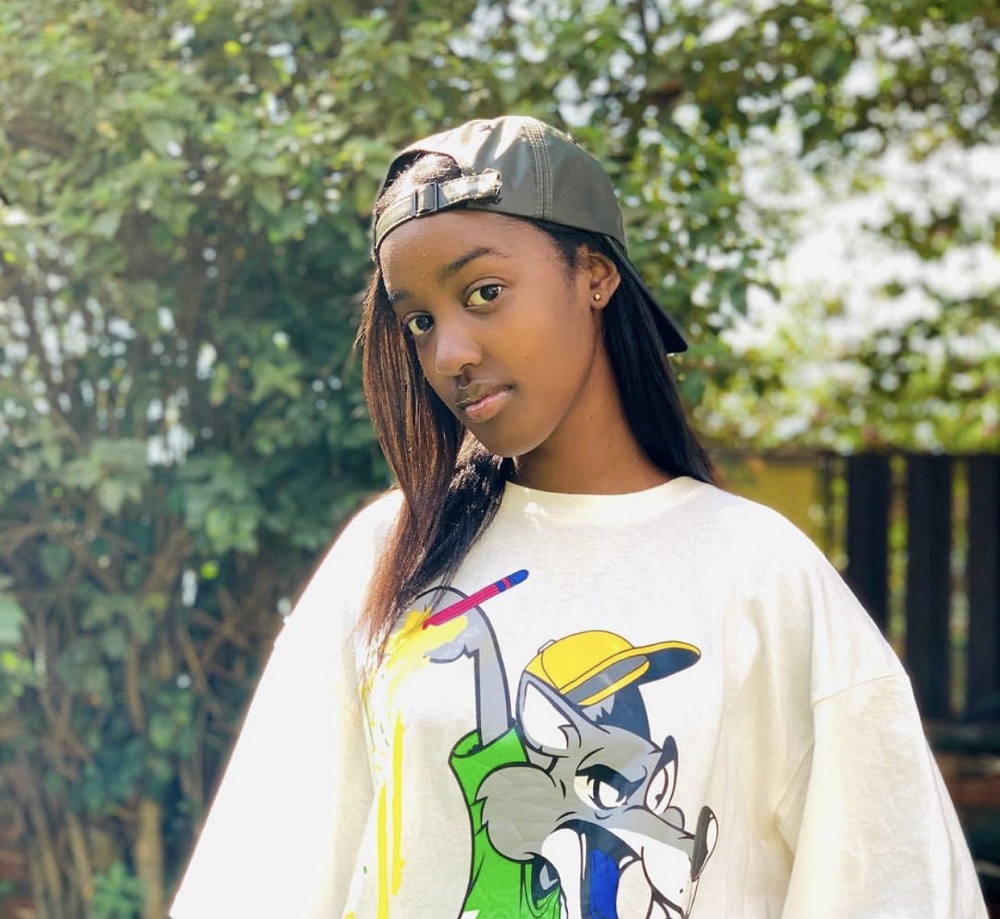Miss Kayumba Darina ahangayikishijwe n’ukomeje kumwiyitirira asaba abasore urukundo