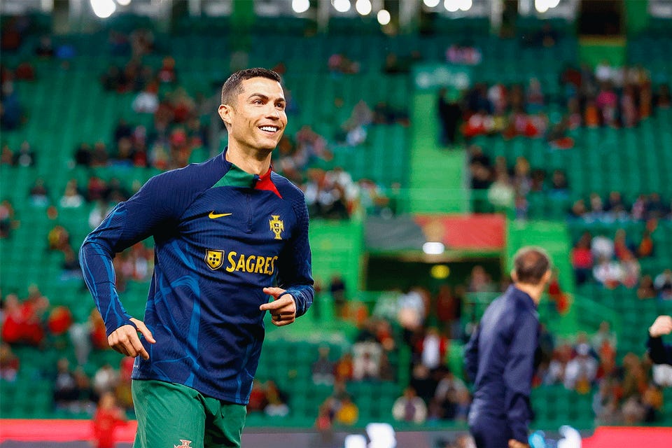 Cristiano Ronaldo ayoboye urutonde rw’abakinnyi binjije agatubutse ku Isi