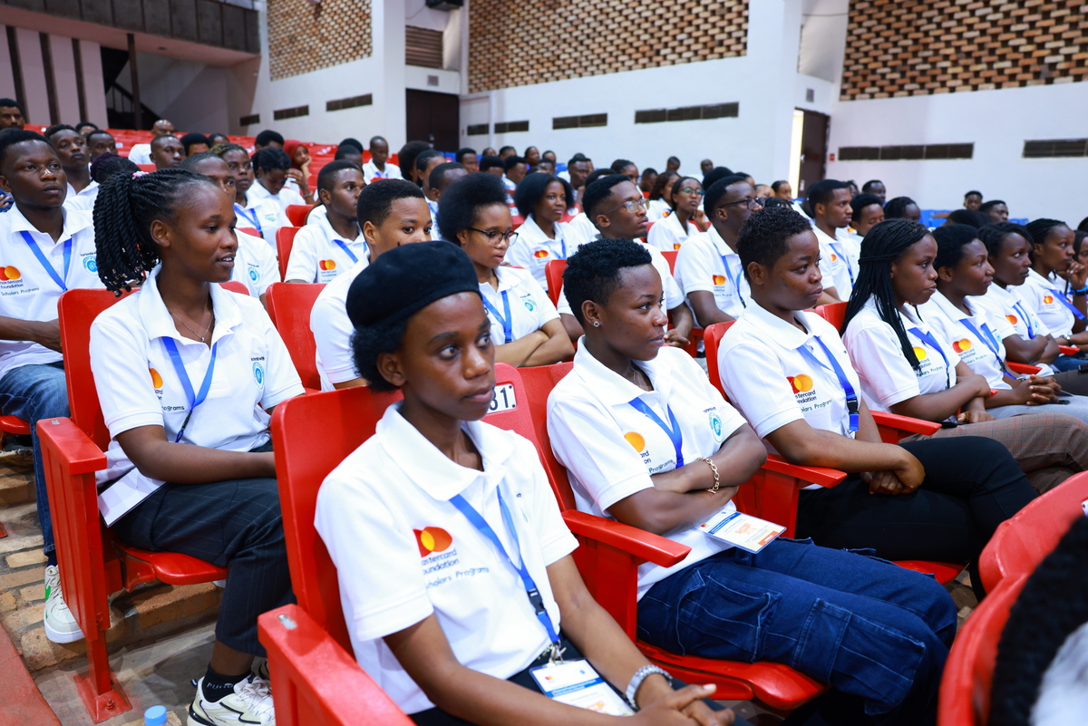 Abanyeshuri 500 ba UR bafashwa na Mastercard Foundation bahawe impanuro