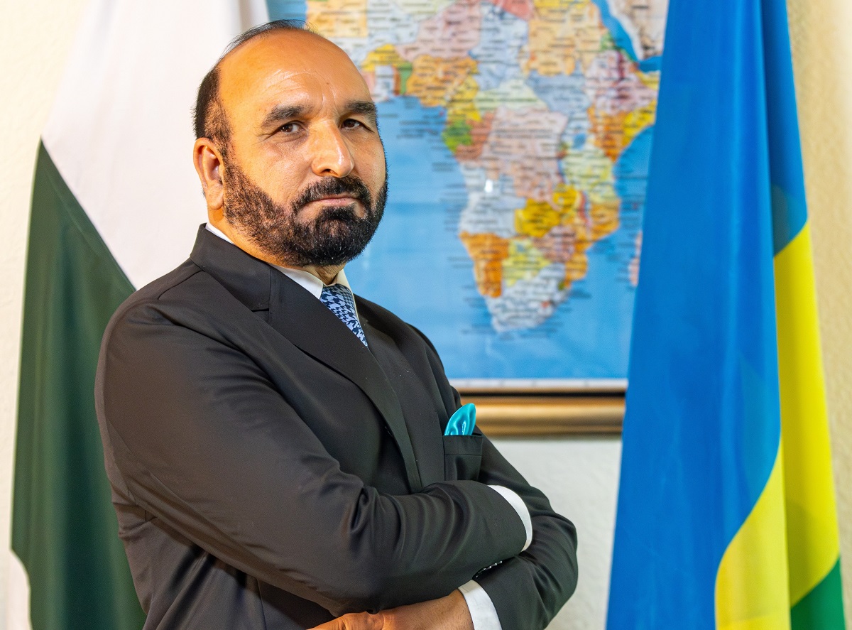Indyo z’i Kigali n’amahumbezi y'i Karongi: Ambasaderi Khan yagarutse ku bihe atazibagirwa mu Rwanda