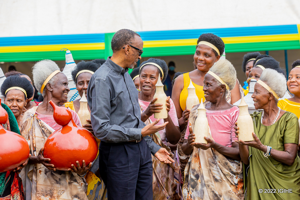 Perezida Kagame yasuye Nyamasheke; abaturage bitwaje ibisabo, ibiseke n’inkongoro mu kumwakira (Amafoto na Video)