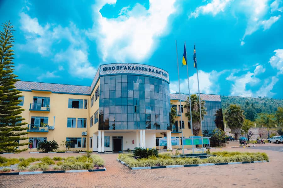 Gatsibo: Abaturage bariganyijwe amafaranga bizezwa imyanya y’abana babo mu mashuri akomeye