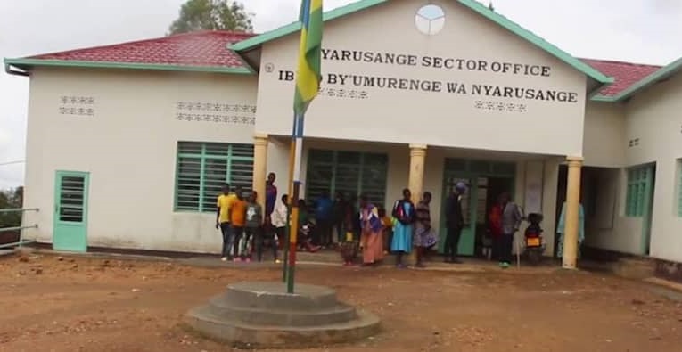 Muhanga: Gitifu w’akagari na SEDO bakomerekeje umuturage bahagaritswe