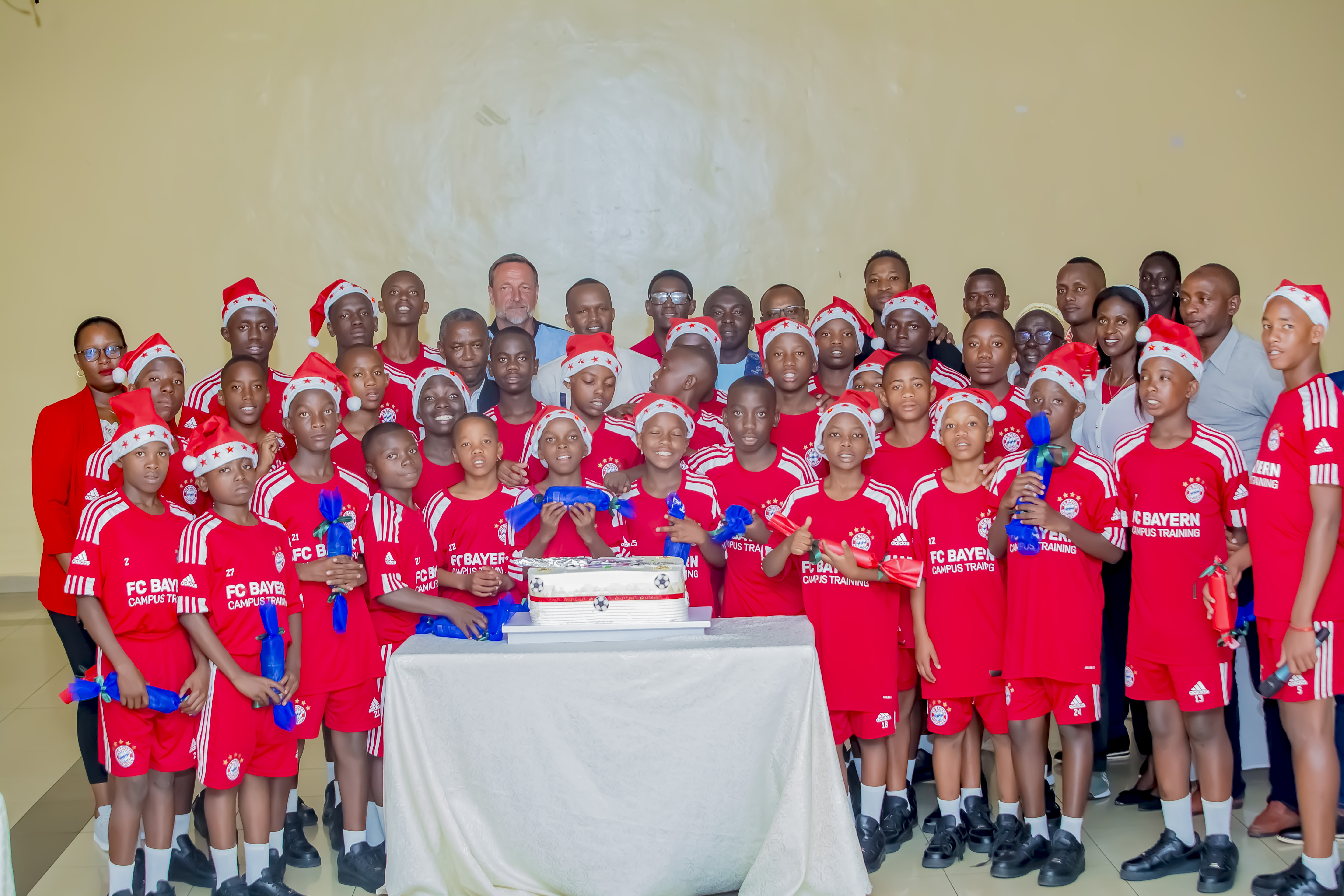 Abayobora ruhago basangiye Noheli n'abana biga muri Academy ya Bayern Munich i Kigali (Amafoto)