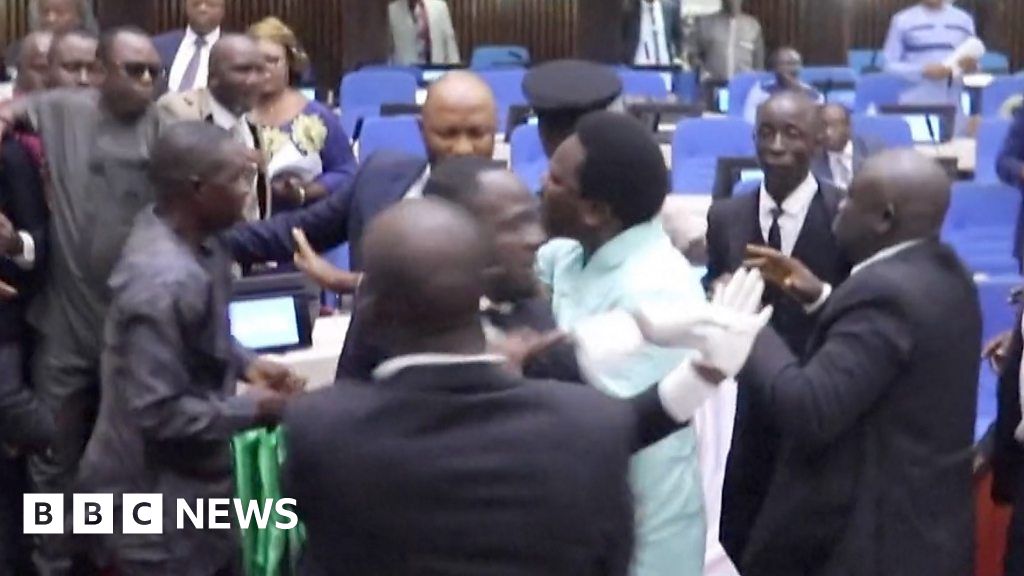 Sierra Leone: Abadepite bakozanyijeho, ibipfunsi n’imigeri bivuza ubuhuha mu Nteko