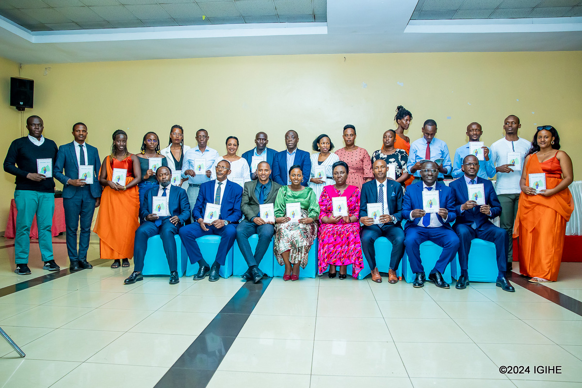 Uwase yamuritse igitabo ‘Umwari Ubereye u Rwanda’ kigaragaza agaciro k'umugore kuva kera