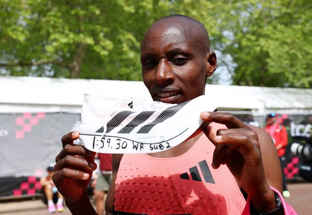 Adidas yazamuye agaciro nyuma y’uko Sawe akoze amateka  yambaye inkweto yayo