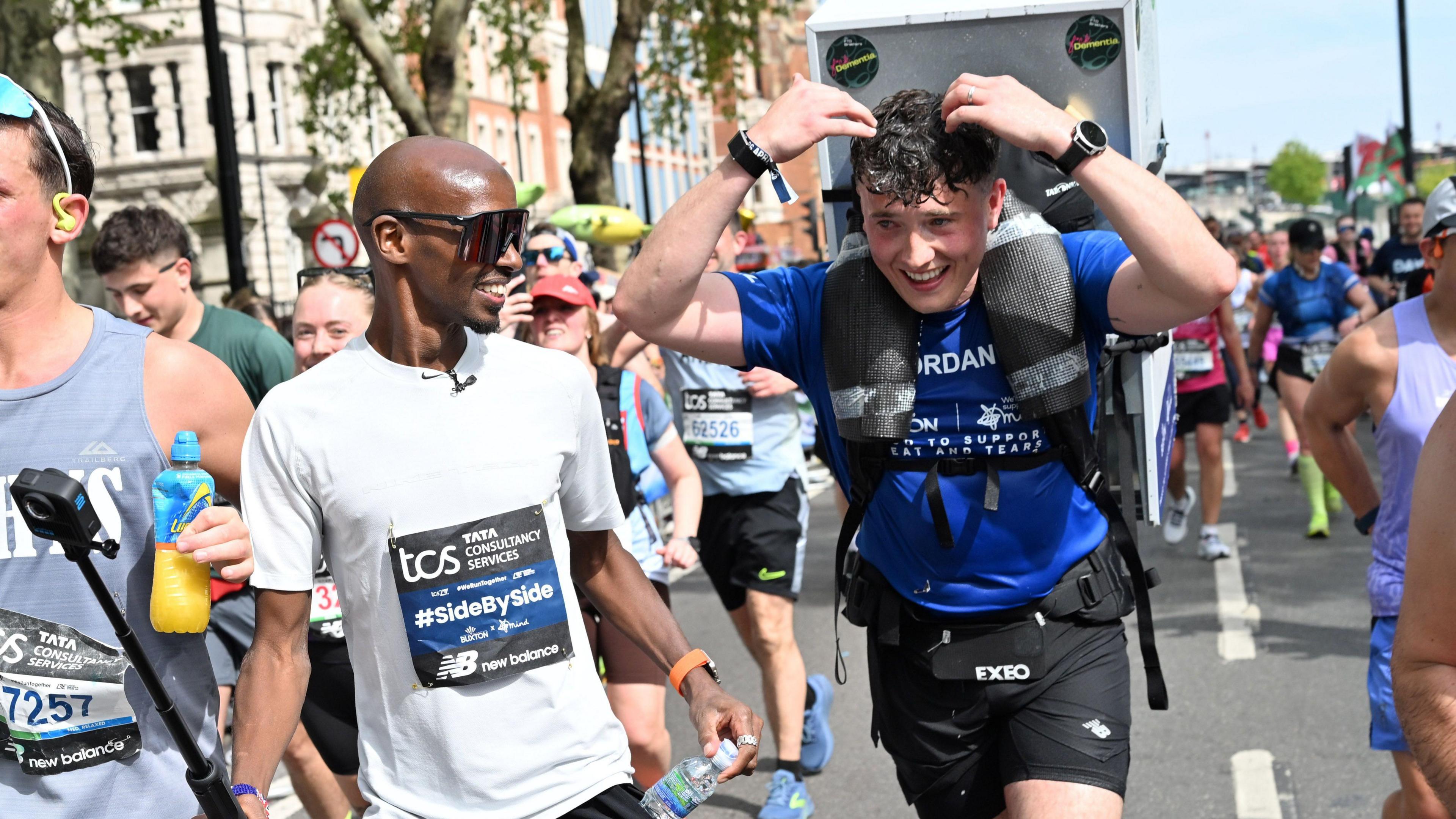 London Marathon: Yavugishije benshi nyuma yo kwiruka ahetse frigo