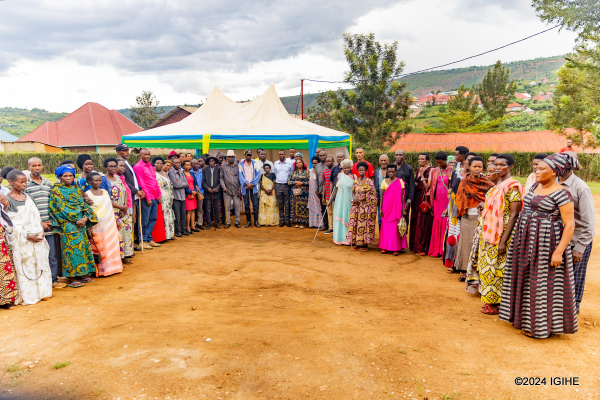 Rwamagana: Ihuriro ry’abacungamutungo b’amabanki ryishyuriye Mituweli abarokotse Jenoside 235