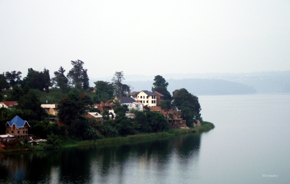 Théodore Sindikubwabo mu gihirahiro ubwo yatabwaga n’abamurinda i Bukavu