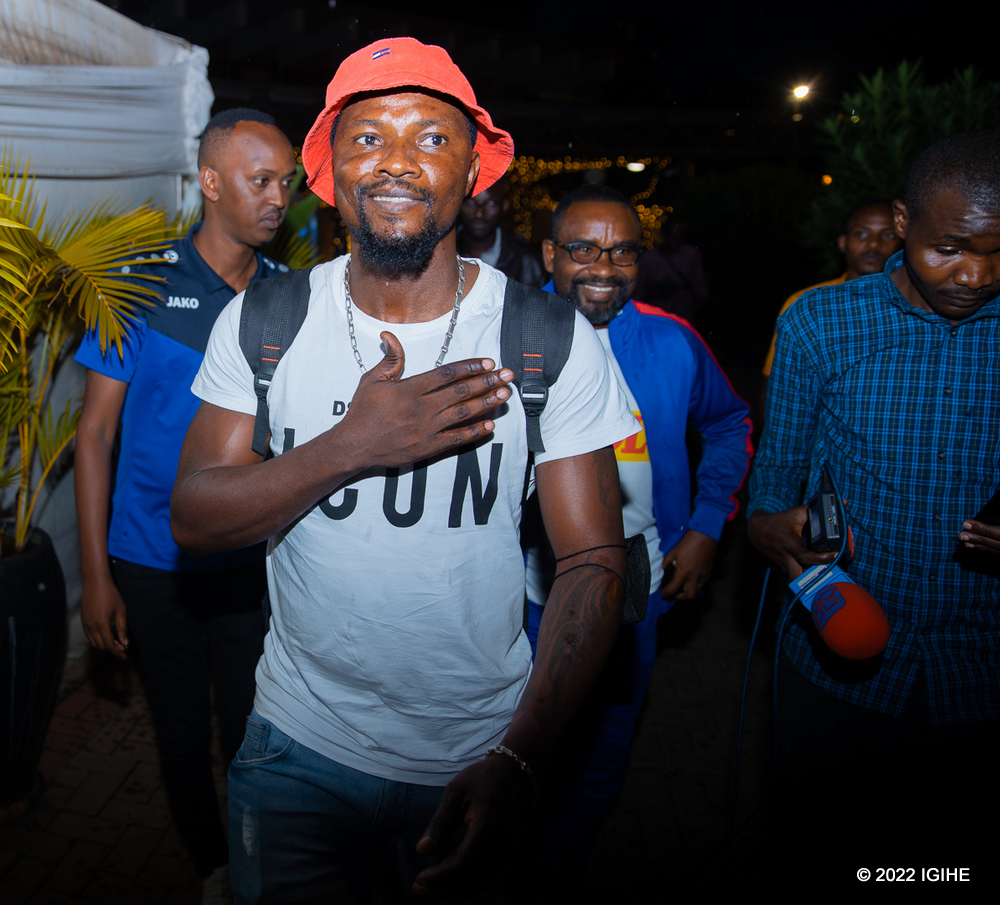 Aba-Rayons bamwakiriye nk’umucunguzi! Héritier Luvumbu yasesekaye mu Rwanda (Amafoto & Video)