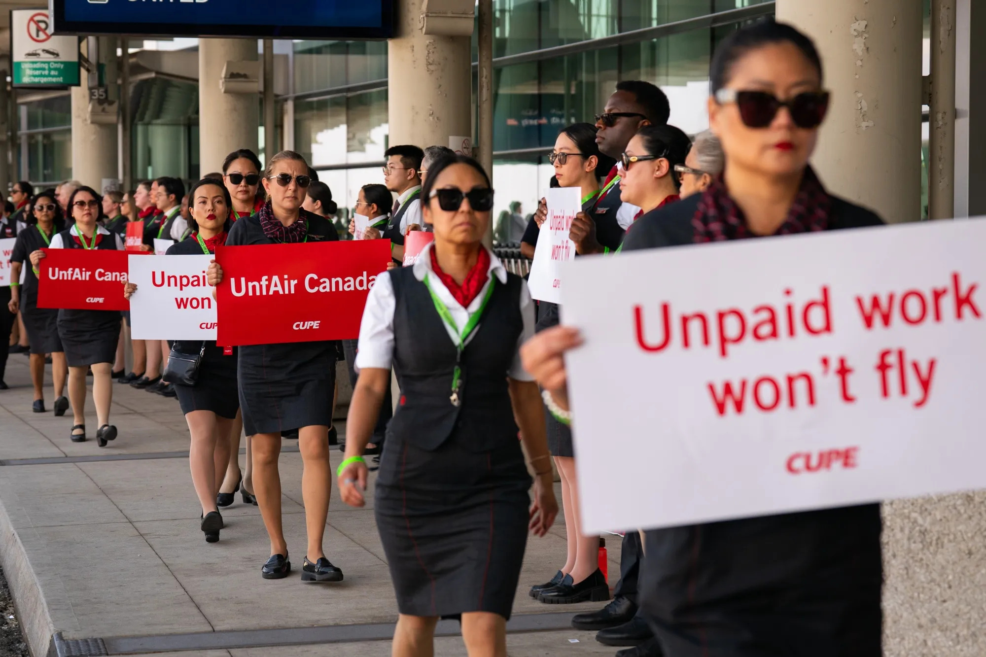 Imyigaragambyo y’abakozi izatuma Air Canada ihagarika ingendo iminsi itatu
