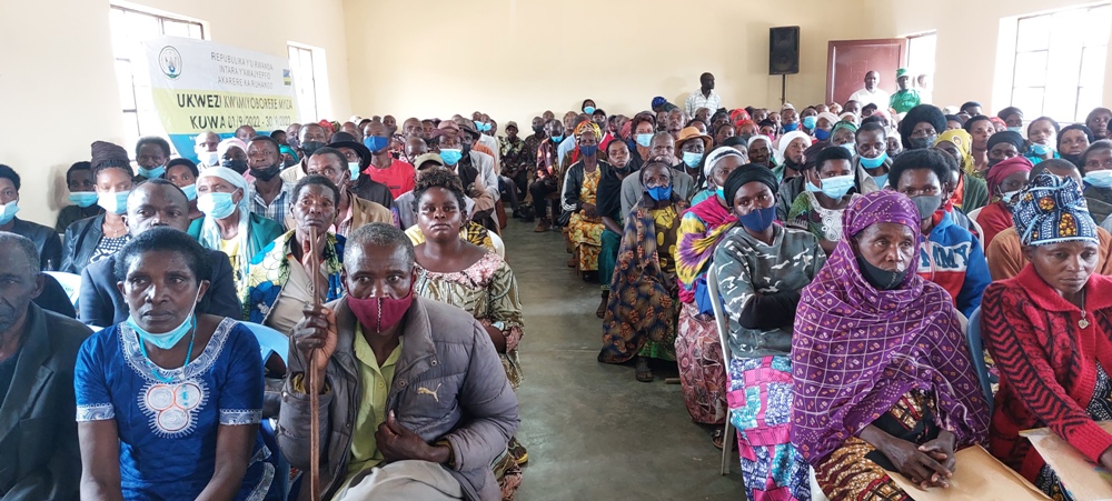 Ruhango: Abaturage banyuzwe n’abayobozi baje  kubatega amatwi aho batuye