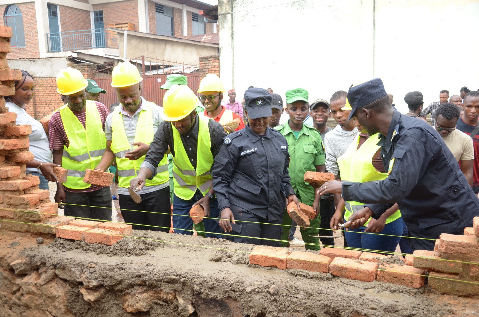 Rubavu: Inzu zangijwe n’ibisasu byarashwe n’ingabo za Leta ya Congo zatangiye gusanwa