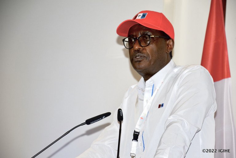 Prof. Nshuti yibukije Abanyarwanda baba i Burayi uruhare rwabo mu kubaka urwababyaye