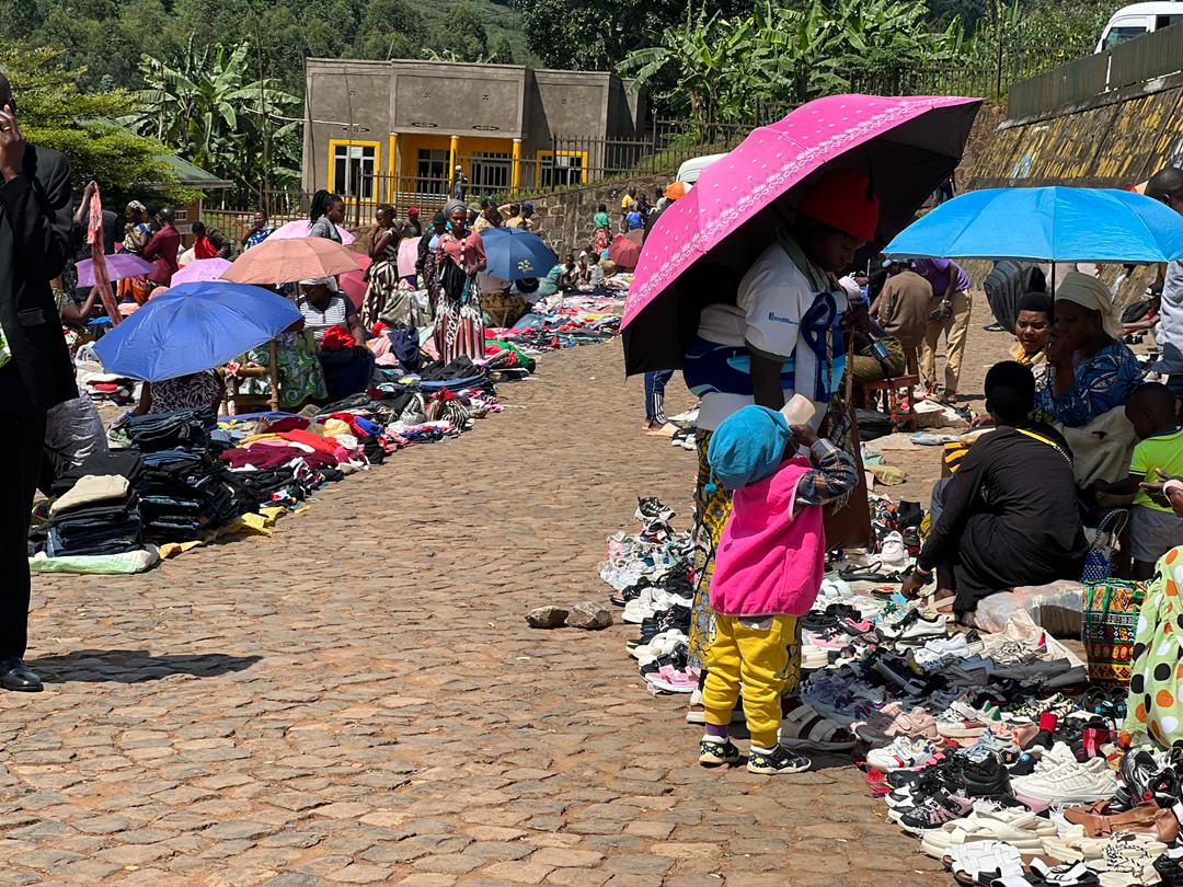 Rusizi: Abazunguzayi bishimiye ko isoko bahawe ryasakawe