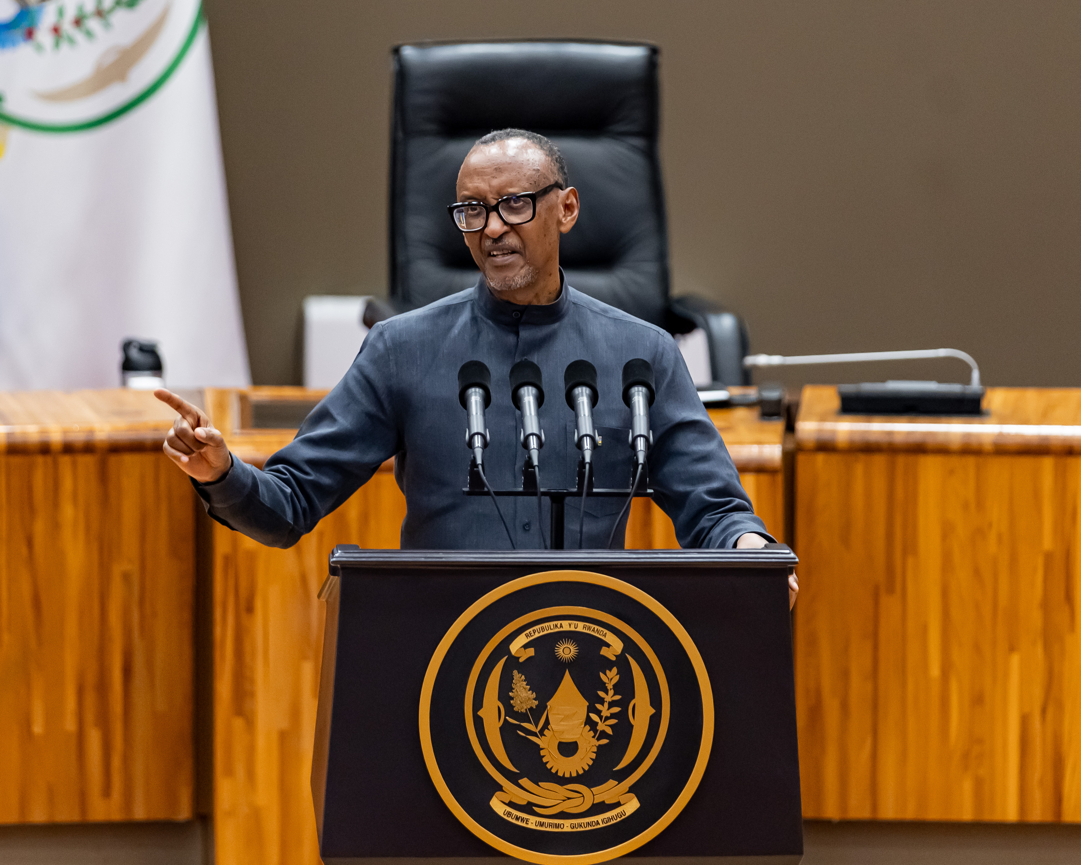 Guhangana biruta gusabiriza, mujye muhangana – Perezida Kagame